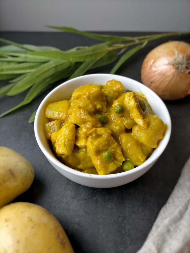 Curry amarillo de pollo con patata y guisantes